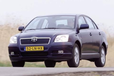 Toyota Avensis 1.8 16V VVT-i Linea Luna (2003)