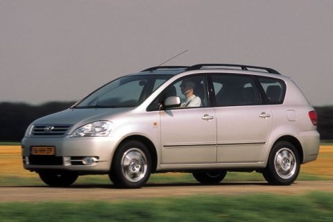 Toyota Avensis Verso 2.0 16V VVT-i Linea Sol (2001)