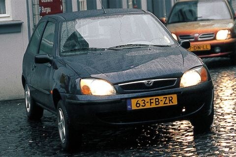 Mazda 121 1.3i GLX (2000)