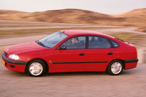 Toyota Avensis Liftback 1.8 16V Linea Terra (1998)