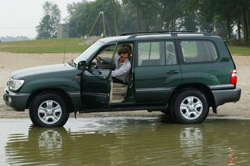 Toyota Land Cruiser 100