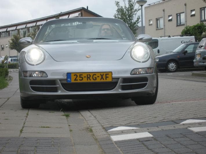 Porsche voor verkeersdrempel