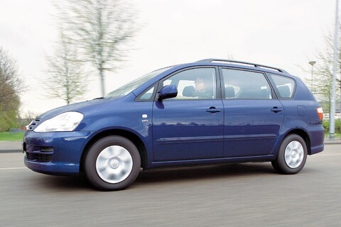 Toyota Avensis Verso 2.0 VVT-i Linea Luna (2004)