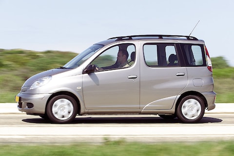 Toyota Yaris Verso 1.3 16v VVT-i Linea Terra (2004)