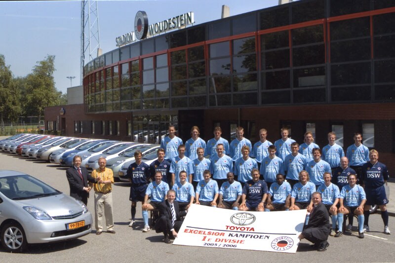 Excelsior rijdt Toyota Prius