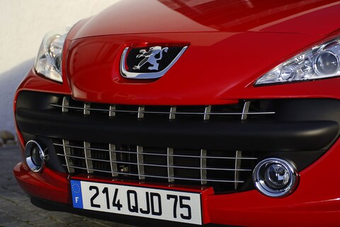 Snelle Peugeot 207 in najaar