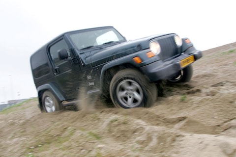 Jeep Wrangler 4.0i Dual Top Sahara Edition