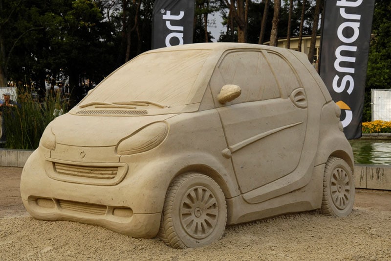 Smart Fortwo zandsculptuur