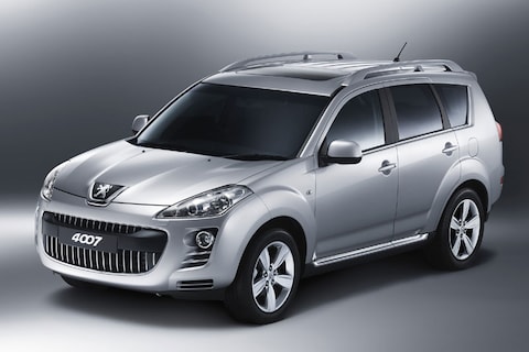 Hier is de Peugeot 4007!