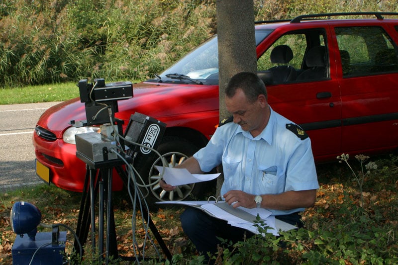 Flitsen in de berm
