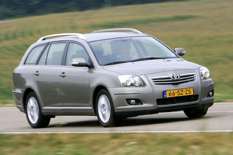 Toyota Avensis Wagon 2.0 D-4D-F Linea Luna (2006)