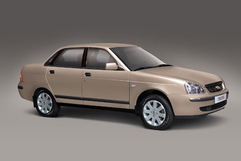 Lada wacht op stationwagen en Priora