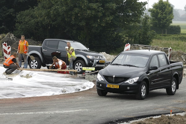 SsangYong Action Sports-Mitsubishi L200