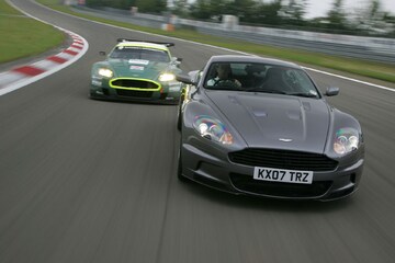 Aston Martin DBS en DBR9 op de ring