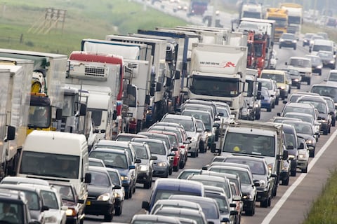 Filezwaarte fors omlaag door spitsstroken