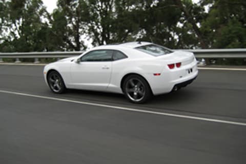 Chevrolet Camaro speelt zonder jas buiten