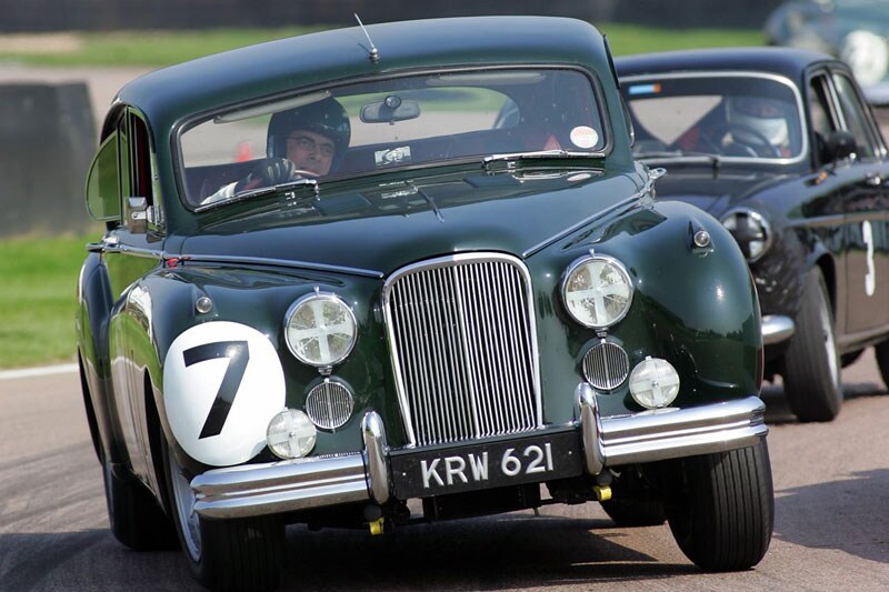 Rowan Atkinson in zijn Jaguar MK VII