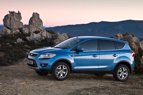 Ford Kuga schuift aan
