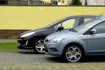 Ford Focus 2.0 16V Titanium  Peugeot 308 1.6-16V