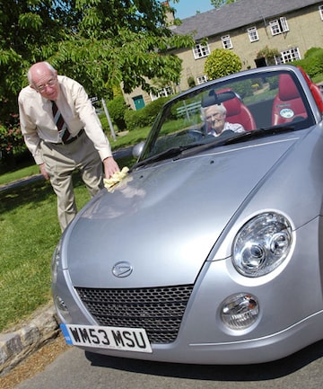 Oud Brits echtpaar rijdt Daihatsu Copen