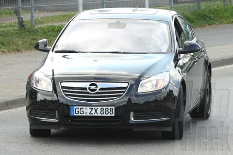 Opel Insignia vijfdeurs V6 speelt buiten
