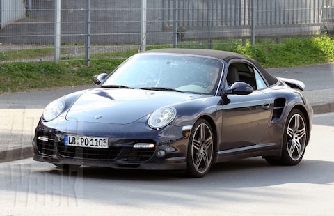 Porsche 911 Turbo Cabrio modeljaar 2009 rijdt rond