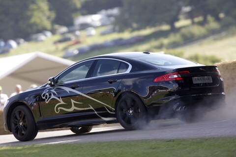 Jaguar verrast met gecamoufleerde XF-R