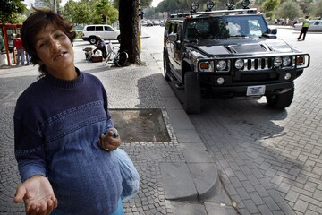 Bedelaar bij Hummer (foto: ANP)
