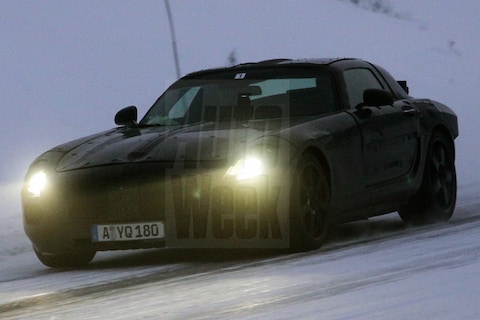 AMG Gullwing kwispelt in de sneeuw