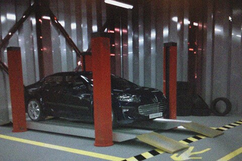 Peugeot 408 naakt in de garage