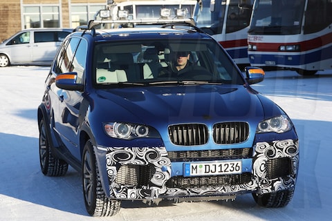 Aan de kant voor de BMW X5M 