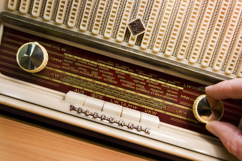Zoeken naar Maurice op het radiotoestel | Foto: AN