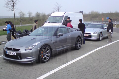 Nissan GT-R Spec V op de Parkplatz