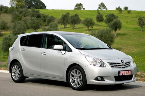 Nieuwe Business uitvoeringen van Avensis en Verso