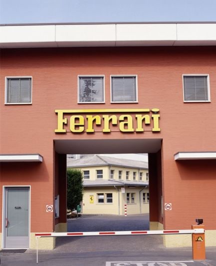 Hybride Ferrari onderweg 