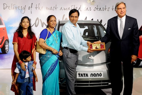 Eerste Tata Nano's afgeleverd