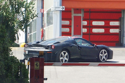 AutoWeek-lezer oog in oog met nieuwe Ferrari 