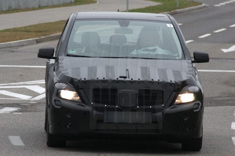 Mercedes B-klasse zet eerste stappen buiten