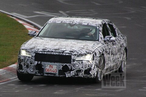 Nieuwe Audi A8 door herfstige Groene Hel