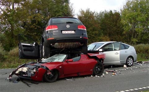 Ongeluk tussen tesla, prius en touareg