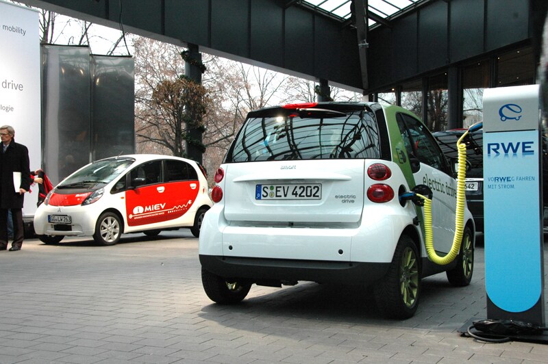 i MiEV op bezoek bij ladende Smart ED