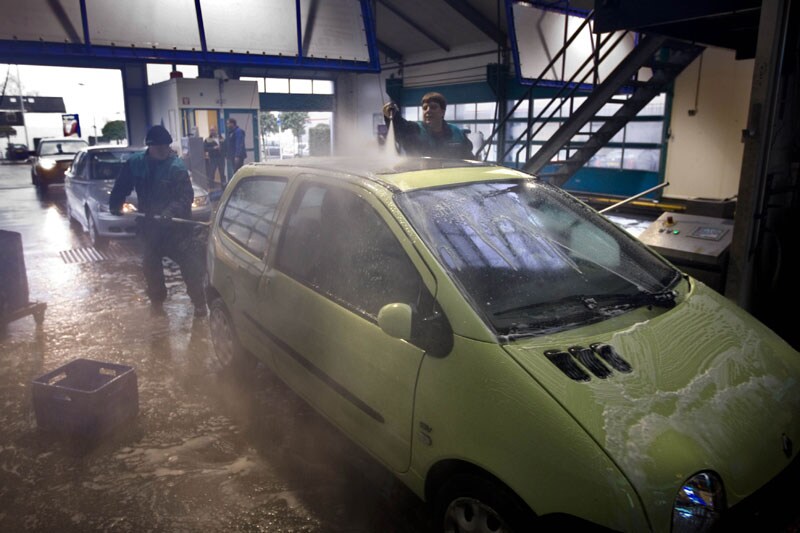 Autowassen bij Loogman in Aalsmeer | Foto: ANP