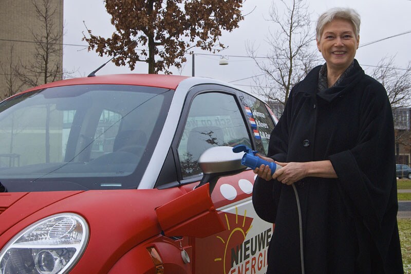 Maria van der Hoeven bij waterstoftankstation