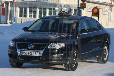 Volkswagen Passat aan het schlittschuhlaufen