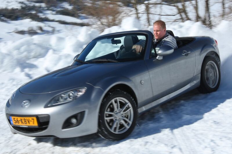 Roland Tameling met Mazda MX-5 in de sneeuw