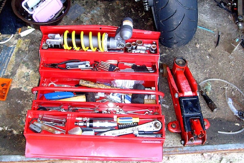 Wat is een goede basis gereedschapset voor je auto?