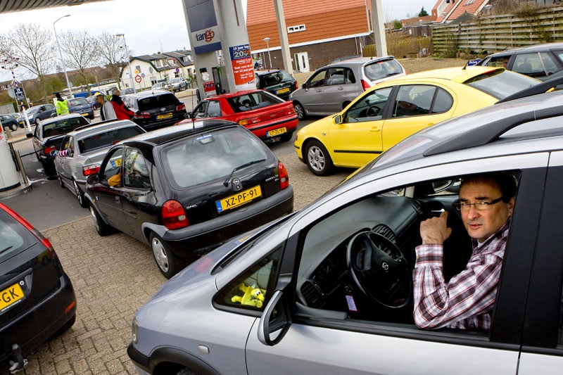 Gekte bij goedkoop tanken Tango (foto: ANP)