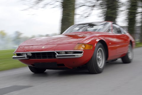 Niet tegen de banden schoppen