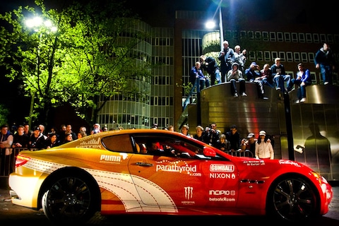 Foto én video: Gumball 3000 op Waterlooplein
