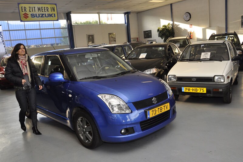 Vrouw in showroom